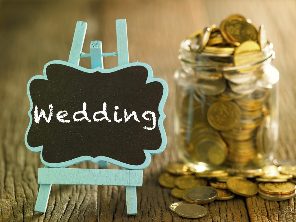 Am Anfang der Hochzeitsplanung solltet ihr besprechen wie viel Budget ihr zur Verfügung habt
