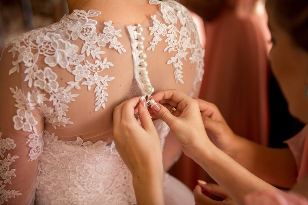 Trauzeugin hilft bei Brautkleiderwahl