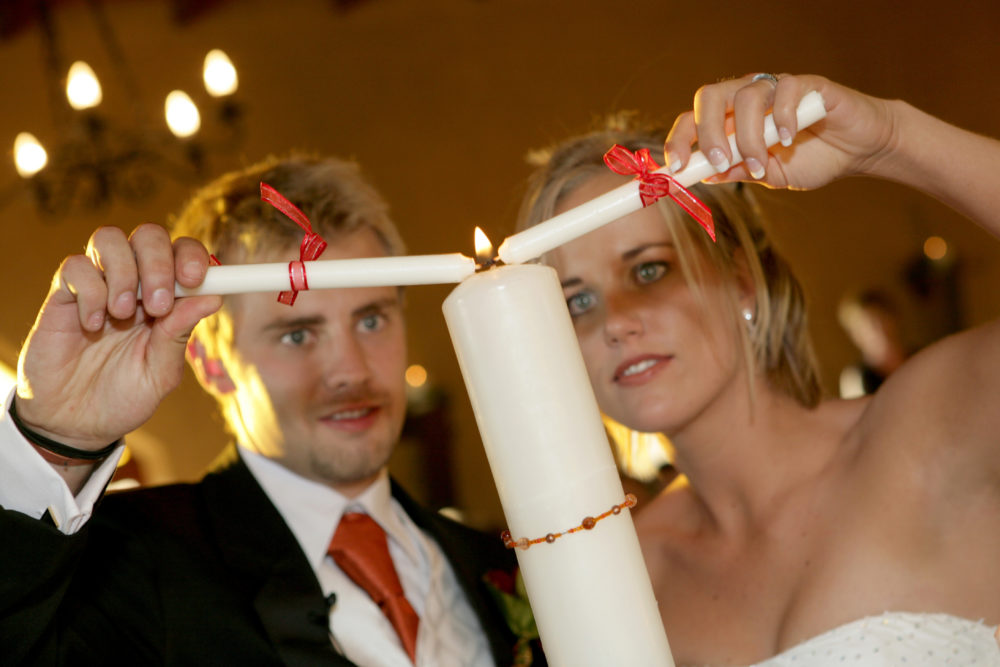 Hochzeit den Verstorbenen zu gedenken Kerze anzünden