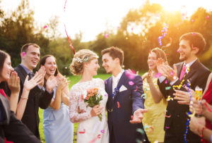 Empfang nach der Trauung Konfetti Carinas Hochzeitsplanung Sommerhochzeit: 10 Tipps bei heißem Wetter zur Abkühlung Tipps & Erfahrungen