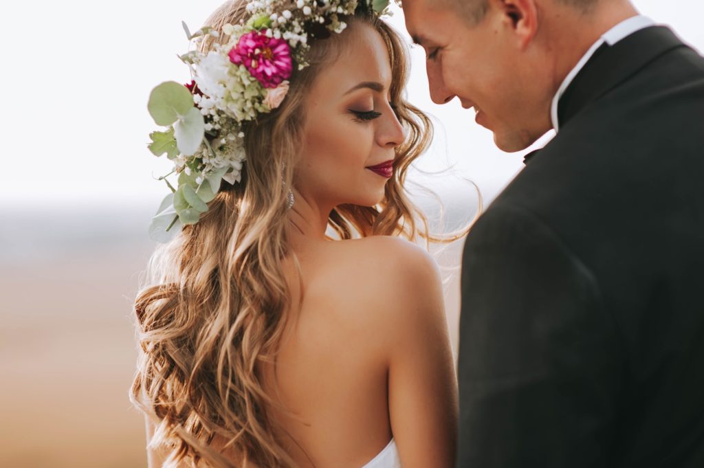 Brautpaar Blumenkranz Carinas Hochzeitsplanung Brautstrauß Alternative: 7 Außergewöhnliche Alternativen zum klassischen Brautstrauß Tipps & Erfahrungen