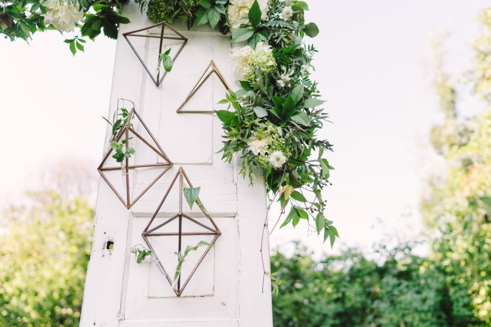 Korallenrot im Hochzeitskonzept Greenery Wedding Geometric forms