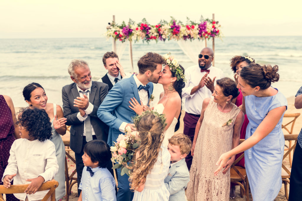 WOW Effekt auf der Hochzeit Hochzeit Kuss Brautpaar