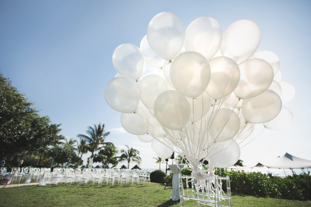 Luftballons auf der Hochzeit weiß