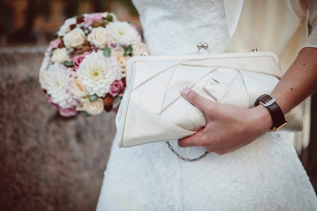 Brautstrauß und Brauttasche kombiniert Carinas Hochzeitsplanung Brautstrauß Alternative: 7 Außergewöhnliche Alternativen zum klassischen Brautstrauß Tipps & Erfahrungen