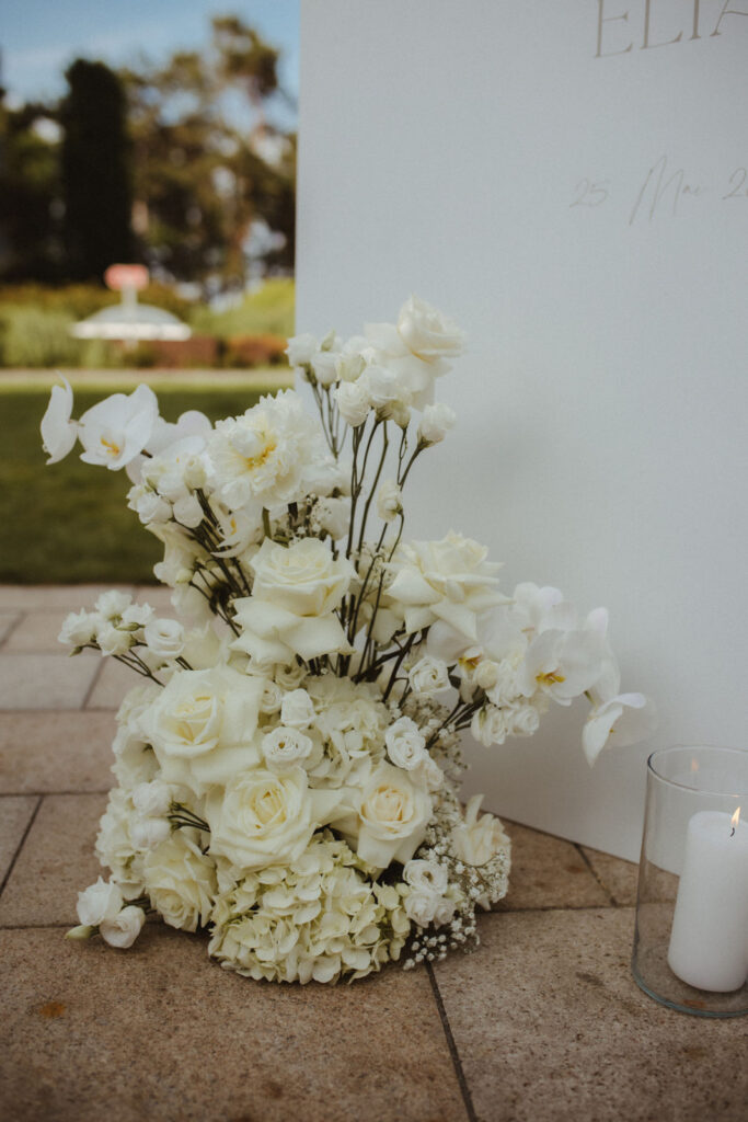 Hochzeitsdekoration und Blumen für eine Strandhochzeit.