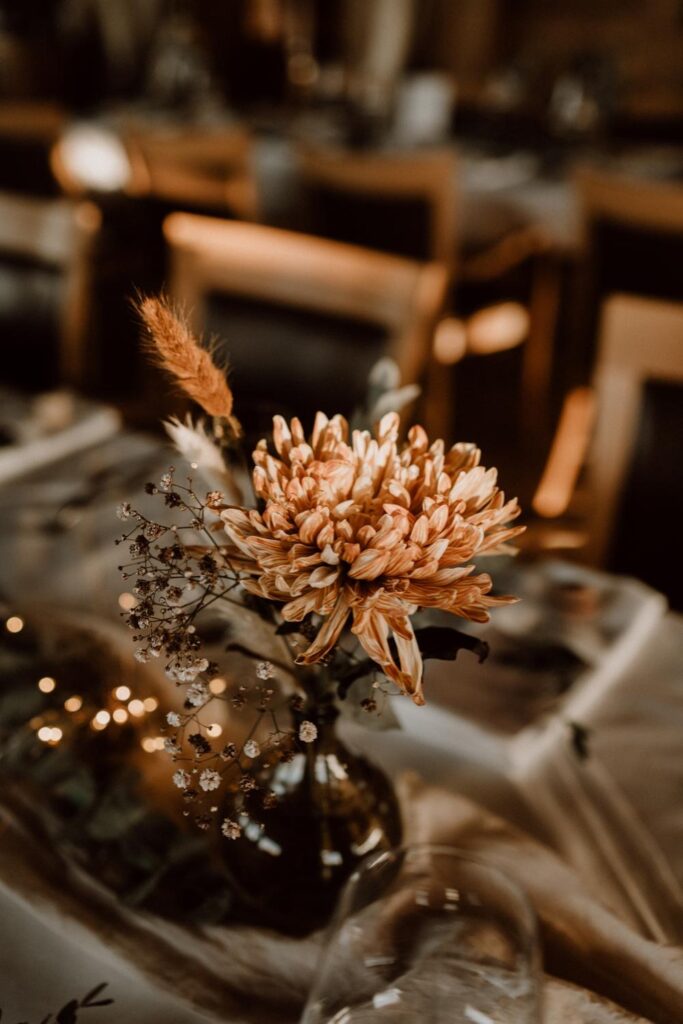 Winterhochzeit in den Bergen von Österreich, Dekoration passend zur Jahreszeit - Hochzeit im Schnee