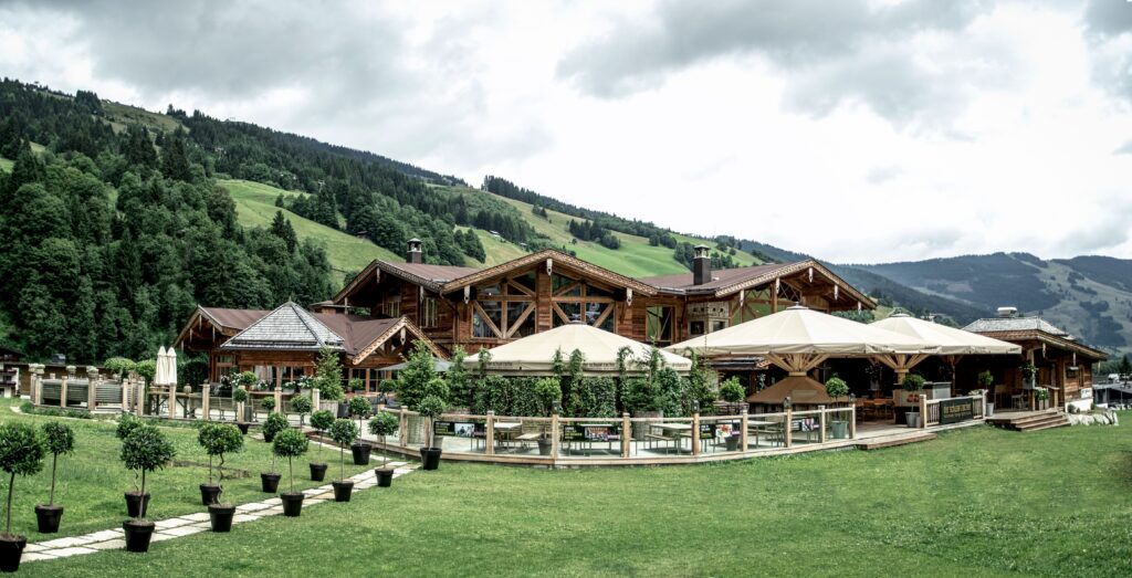 Schwarzacher in Saalbach-Hinterglemm - Almhütte in Österreich, Berghochzeit mit Ronja Weddings