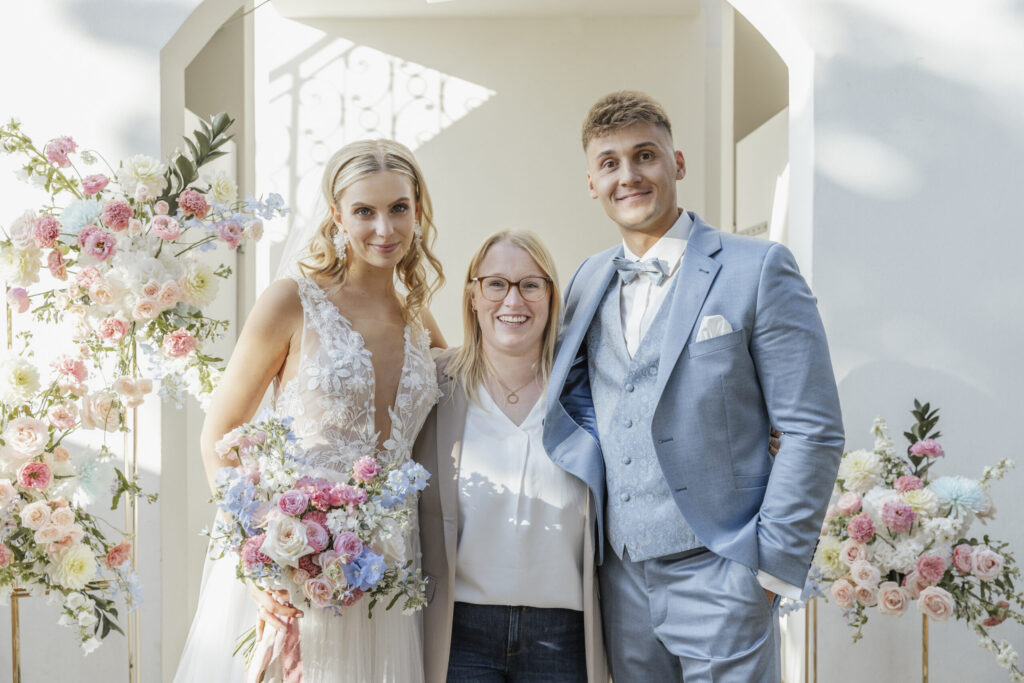 Wedding Planner Sophia von Aspern mit Brautpaar - Hochzeit in der Lüneburger Heide