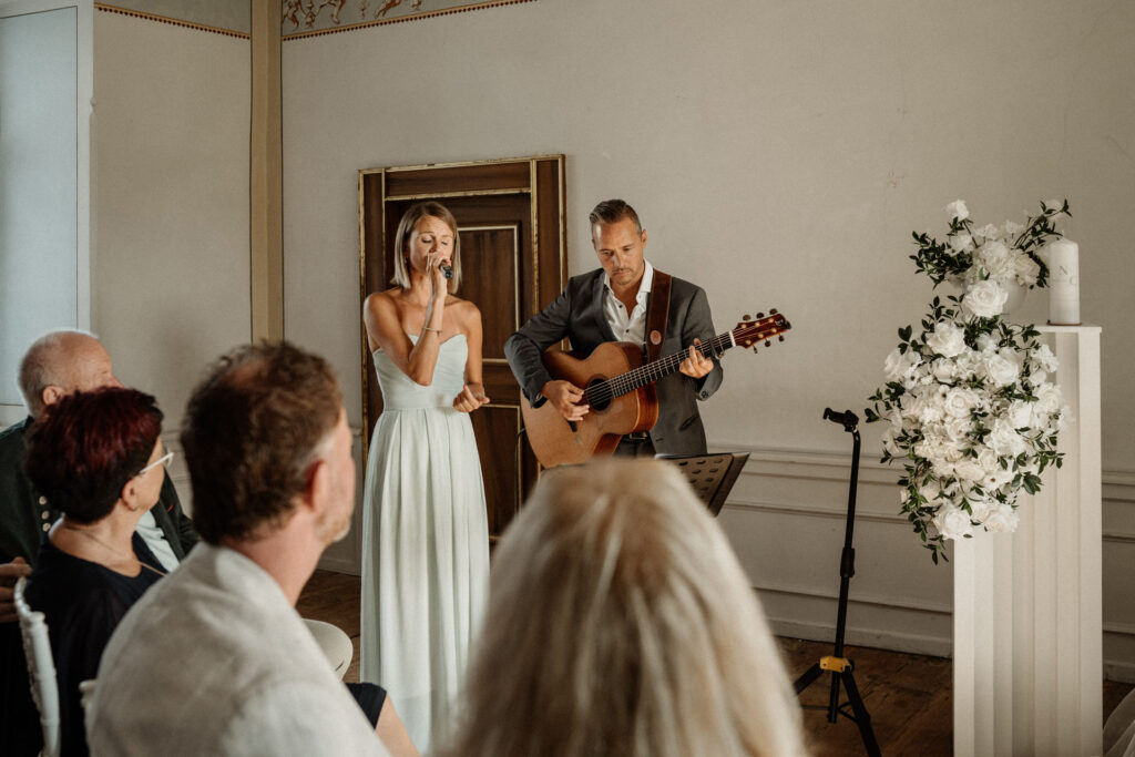 Hochzeitsmusik bei einer freien Trauung.