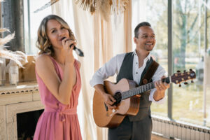 Das Paar Sabrina und Martin von Calathea Moments, wie sie auf einer Hochzeit Musik machen.