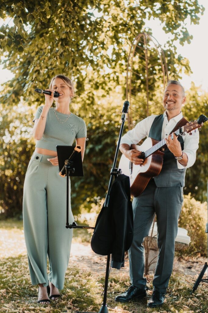 Calathea Moments bei einem Auftritt auf einer Hochzeit im Sommer.