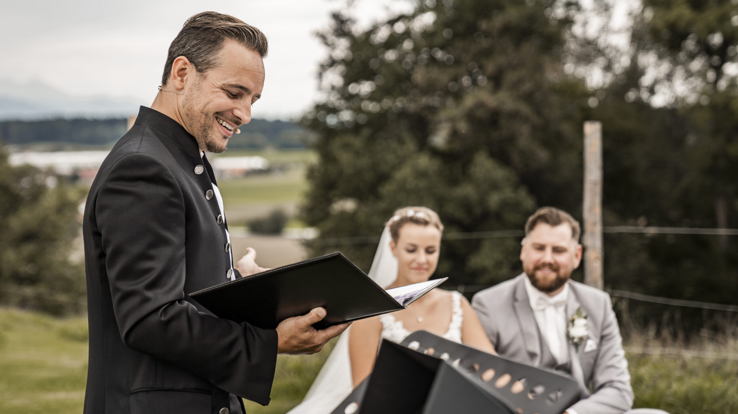 Trauredner Martin von Calathea Moments, währen er ein junges Paar bei einer freien Trauung traut.