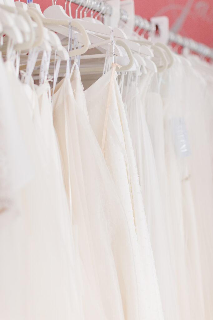 Brautkleider in einem Brautmodeladen.